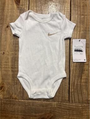 New Nike Baby White Cotton Polyester Bodysuit Size 6 months Boys girls Infant